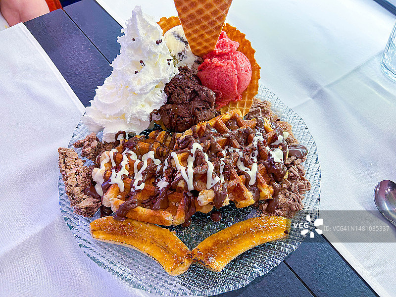 冰淇淋、华夫饼、糖浆和香蕉图片素材