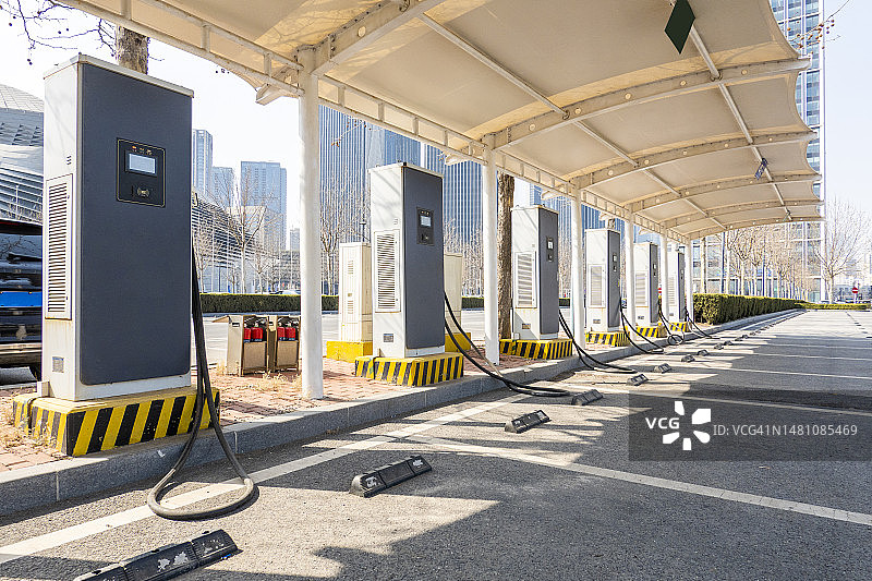 停车场内的电动汽车充电器图片素材