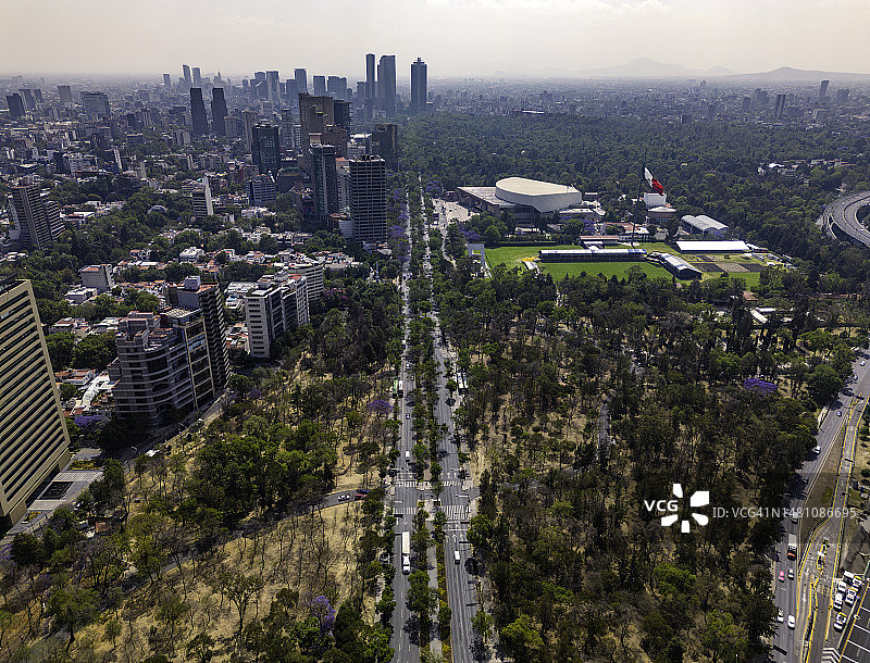 墨西哥城市查普尔特佩克公园的改革大道图片素材