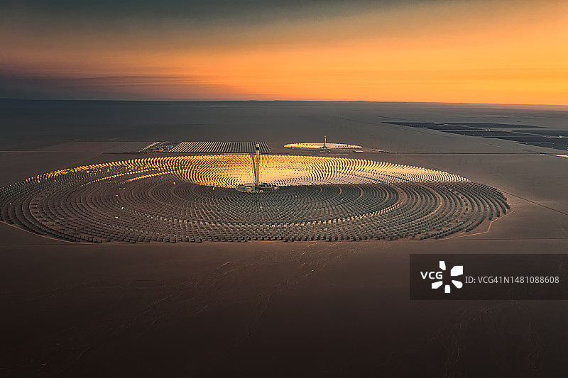 光伏电站的黎明（航拍视角）图片素材