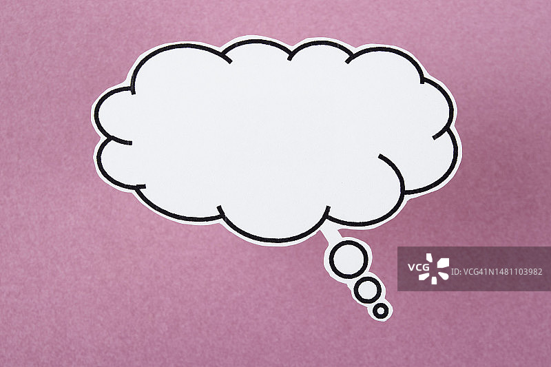 粉红色背景上的语音气泡传达了“talking”和“speaking”这两个词，并带有复制空间。图片素材