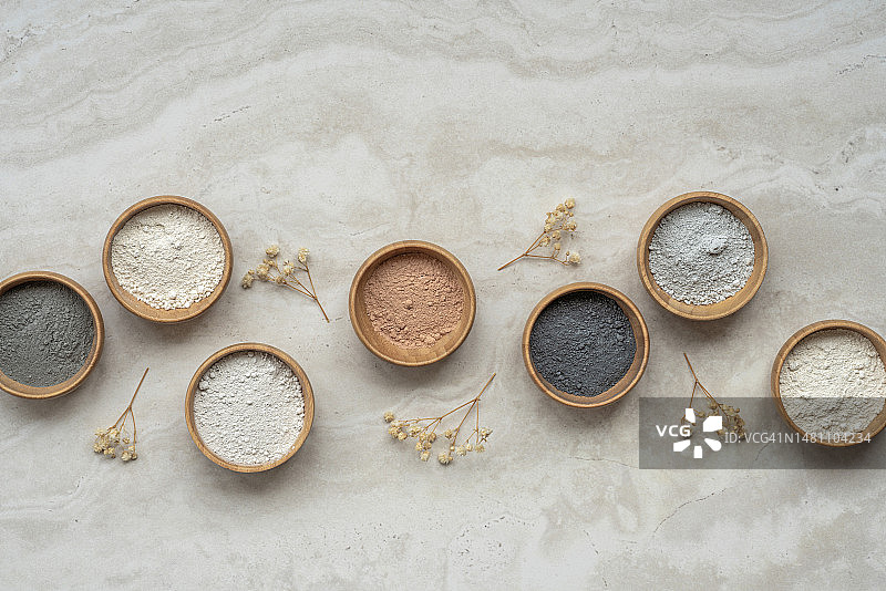 装有不同颜色粘土粉的木碗，用于面部嫩肤、排毒和毛孔清洁的面膜图片素材