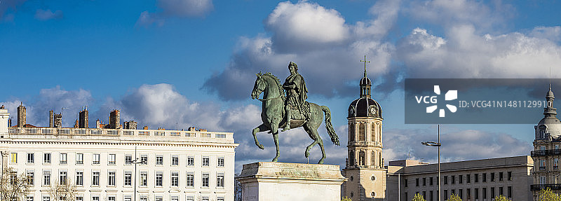 白莱果广场、路易十四的雕像和里昂慈善医院的钟楼图片素材