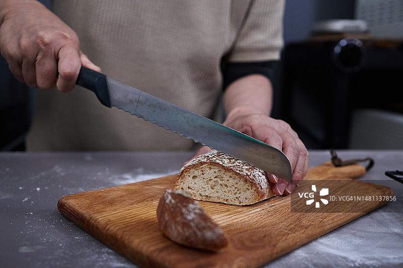 女子切全麦面包图片素材