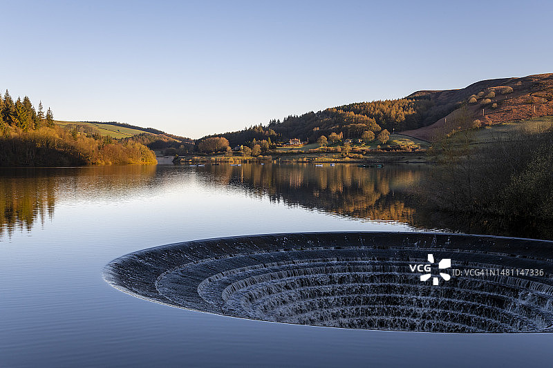 德比郡拉迪鲍尔水库泄洪孔，峰区国家公园，英格兰图片素材