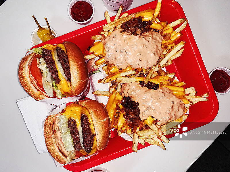 快餐店双层芝士汉堡和芝士薯条图片素材
