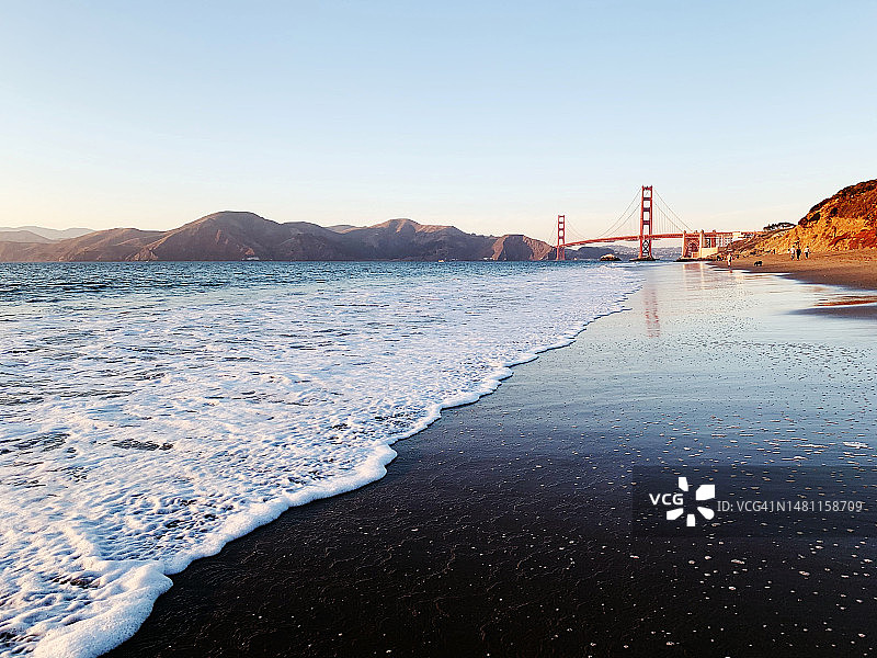 美国加利福尼亚州旧金山的贝克海滩和金门大桥图片素材