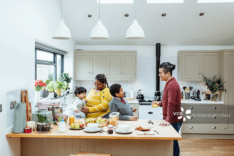 不同种族家庭在家准备早餐图片素材