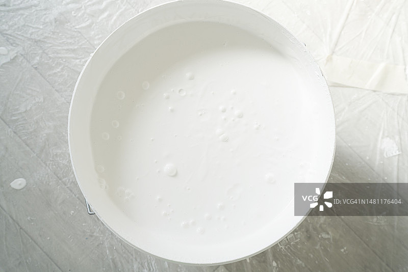 背景地板上的白色油漆桶图片素材