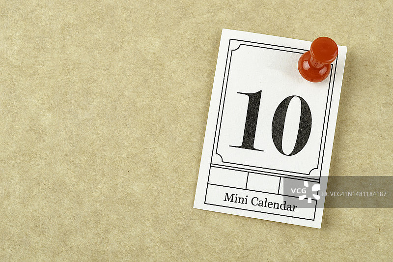 浅黄色背景上的10日迷你日历图片素材