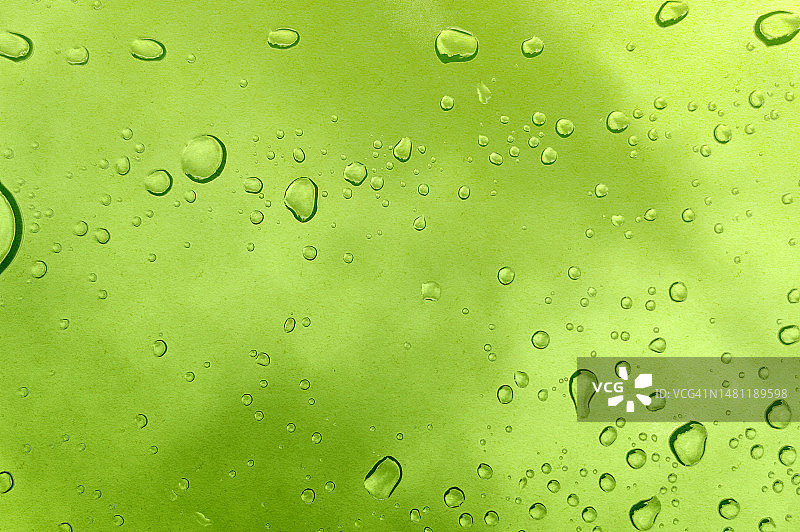 绿色背景中的水滴和飞溅图片素材