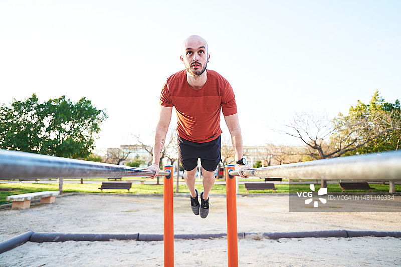 男人用双杠做体操图片素材