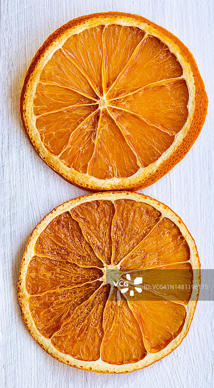 白色自然背景上两个脱水的橙子切片特写图片素材