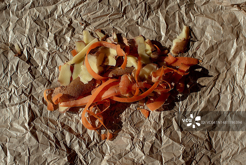 厨余垃圾：蔬菜的俯视，用有机废料为土壤施肥图片素材