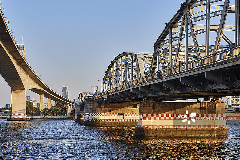 昭披耶河畔的曼谷城市风光图片素材