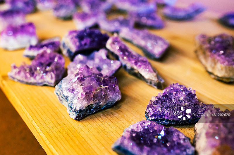 灵性商店中美丽的紫水晶宝石，水晶疗法和替代疗法图片素材