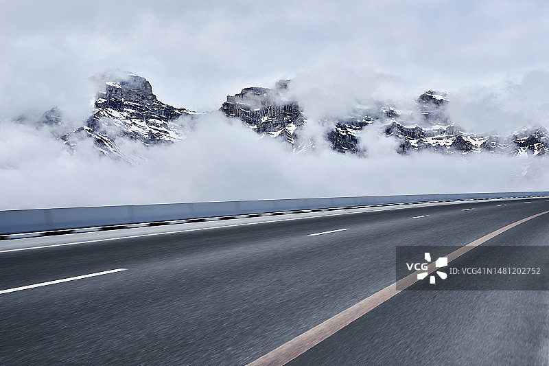 雪山背景下的公路图片素材