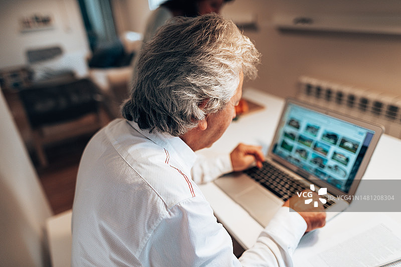 使用电脑的中年人图片素材