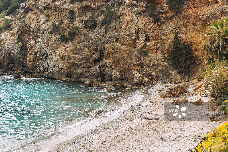 西班牙巴利阿里群岛伊维萨岛卡拉隆加的群山之间的隐秘海滩图片素材