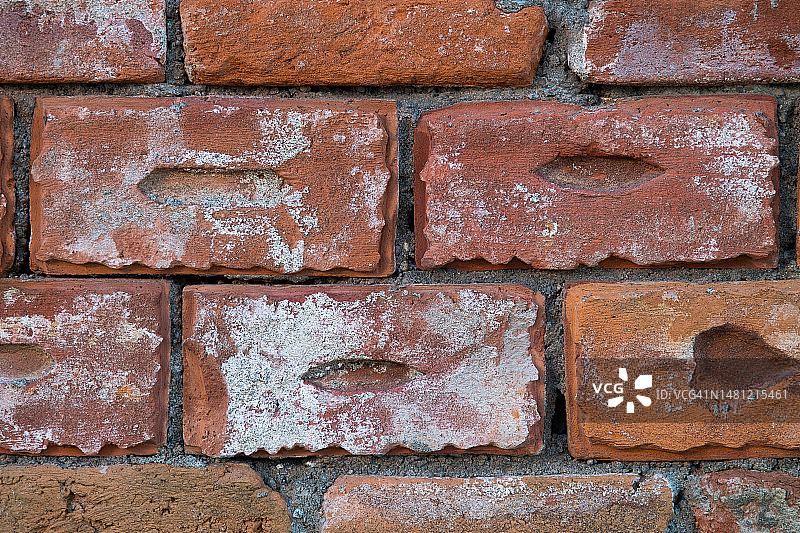 红色或棕色墙壁。建筑物的外墙覆盖着旧石膏。抽象banner。新砌的砖墙。背景。纹理。修复后的墙壁。建筑和维修的概念。建筑行业。心形。情人节图片素材