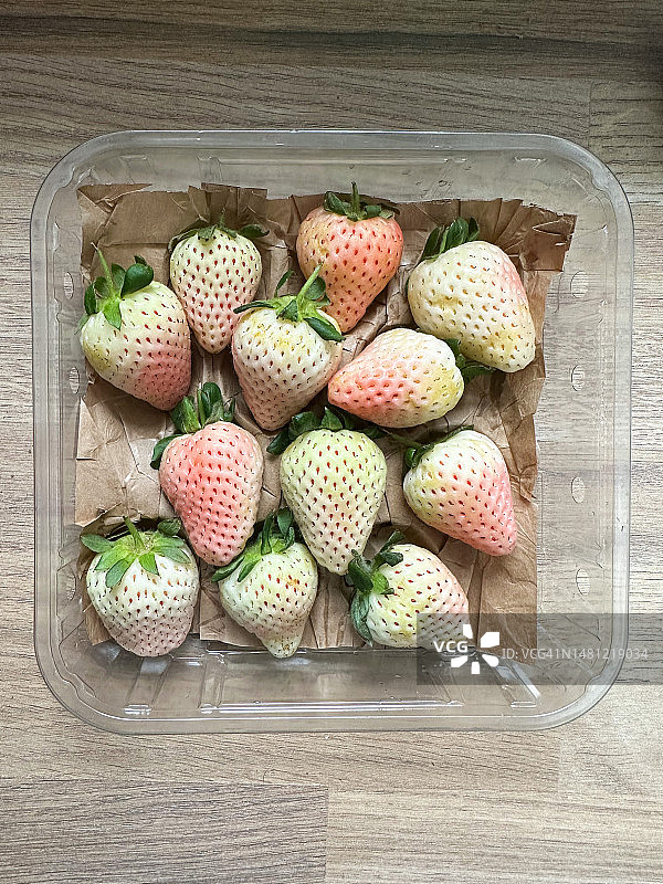 白色珍珠草莓图片素材
