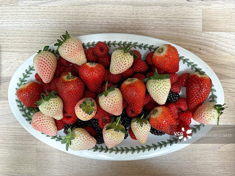 白色珍珠草莓图片素材