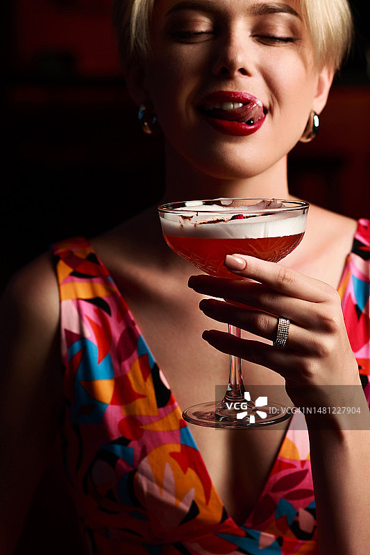 品尝鸡尾酒的女人特写照片图片素材