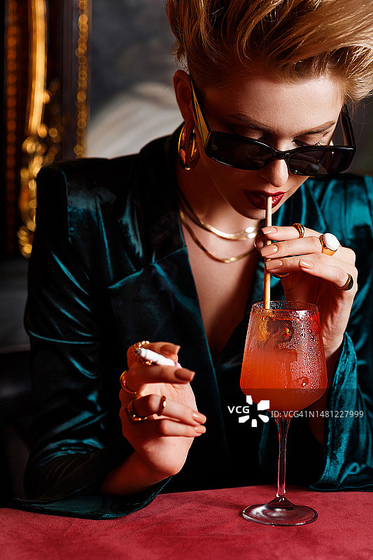 穿着时尚的女人喝斯普利茨图片素材