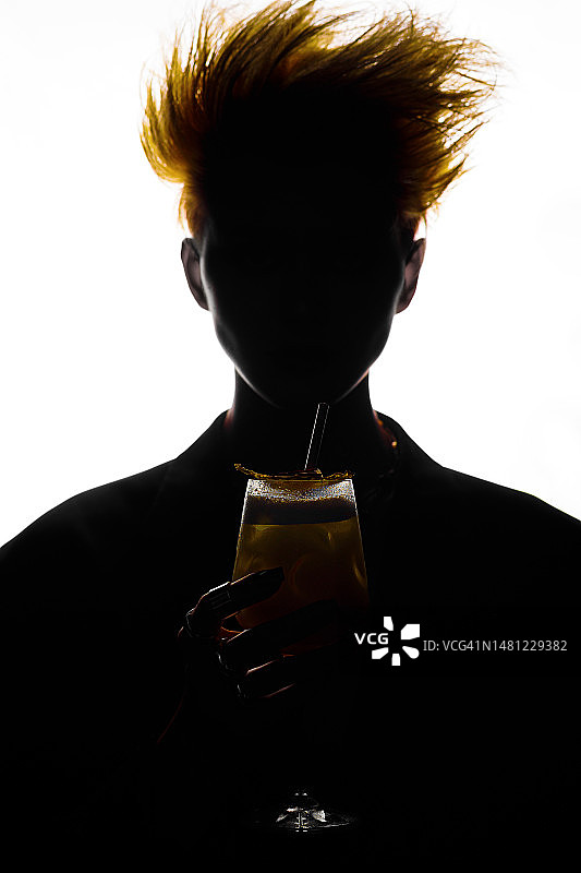 品尝鸡尾酒的美女艺术肖像照片图片素材