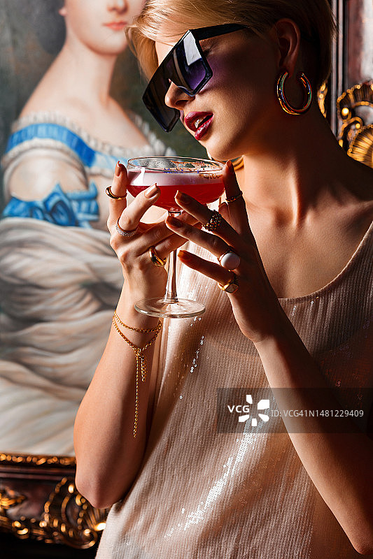 品尝鸡尾酒的女人特写照片图片素材