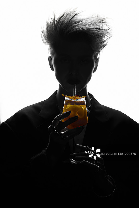 品尝鸡尾酒的美女艺术肖像照片图片素材