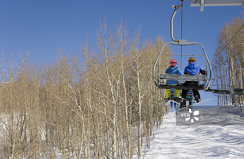 一对情侣在度假村乘坐滑雪缆车图片素材