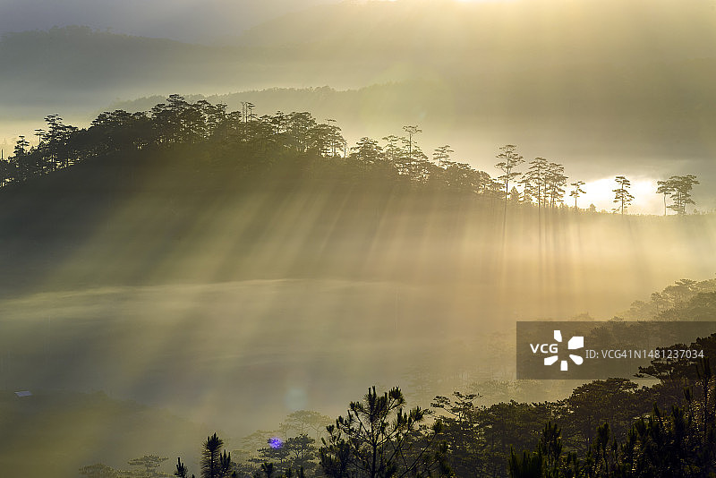 越南大叻云端的美丽景色图片素材