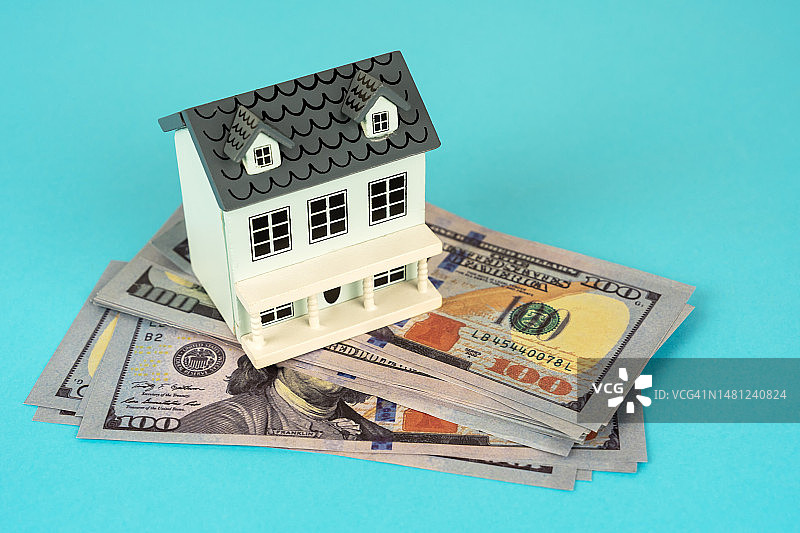 金融账单上的房屋模型图片素材