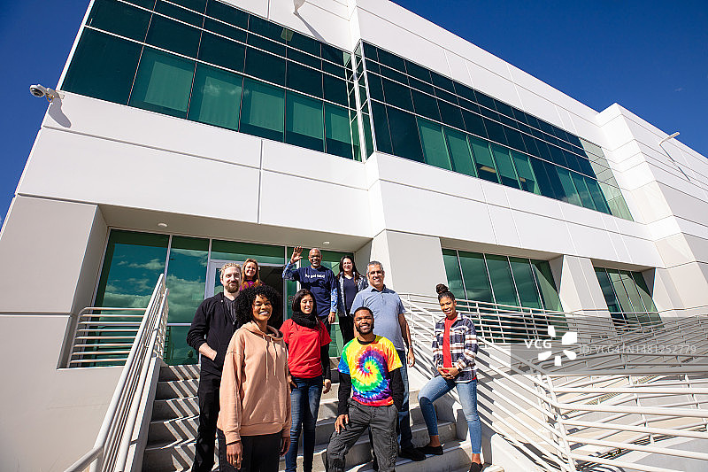 白天配送中心外的多元人群图片素材