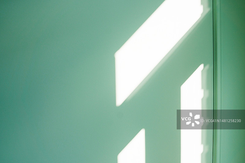 带线条和光影的绿色空白墙壁室内设计图片素材