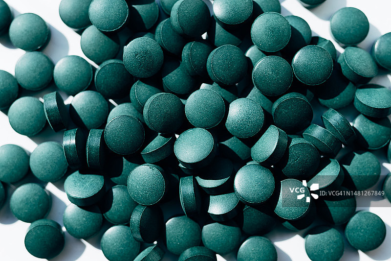 螺旋藻粉和药丸套装，白色背景图片素材