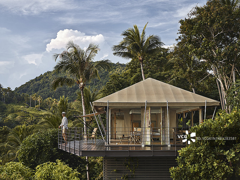 男游客在豪华生态露营度假村欣赏帐篷别墅的景色图片素材
