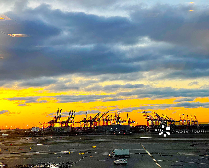 日出时纽瓦克的集装箱起重机图片素材