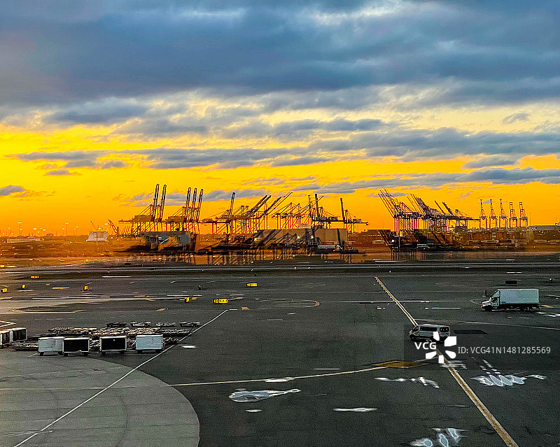 日出时纽瓦克的集装箱起重机图片素材