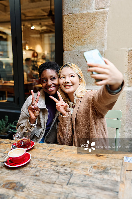 多民族朋友在自助餐厅自拍图片素材