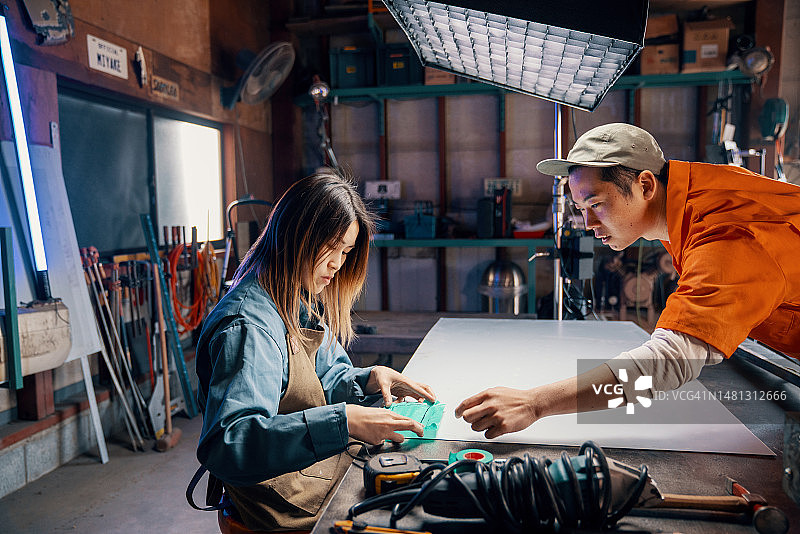 两名Z世代网红正在拍摄社交媒体视频图片素材