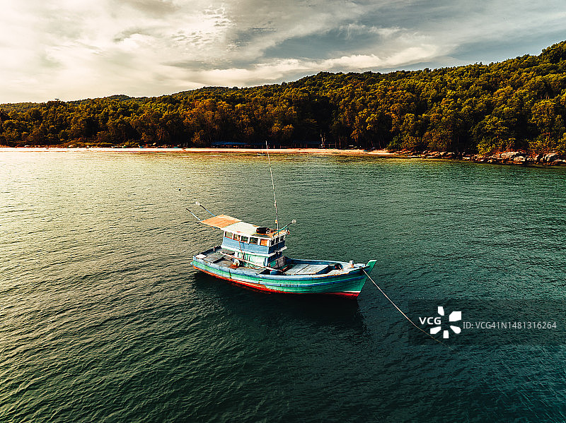 越南富国岛日落时分的渔船图片素材