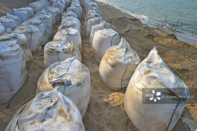 泰国南部的沙袋：防止巨浪侵蚀图片素材