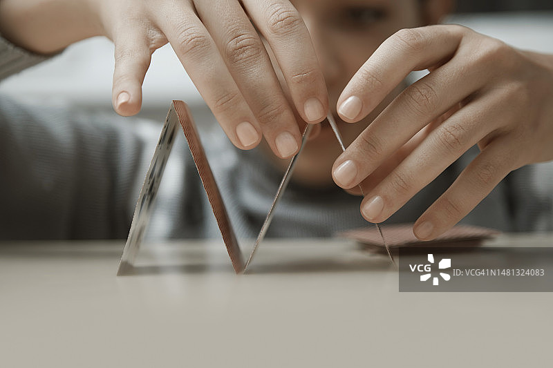 女人在办公室里搭纸牌屋图片素材