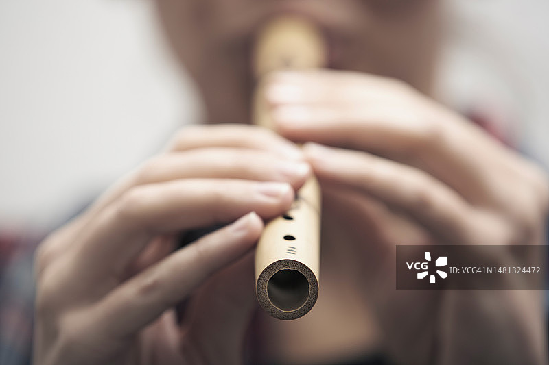 女人吹木笛图片素材