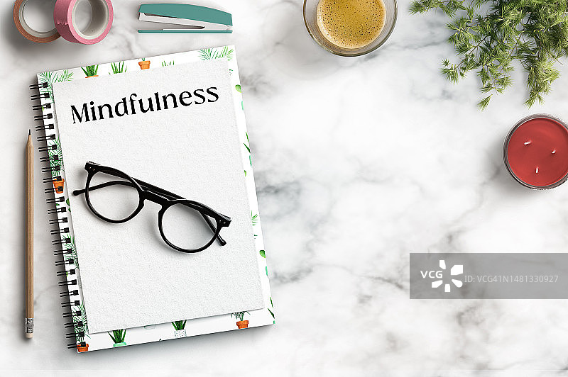 办公桌上的正念概念图片素材