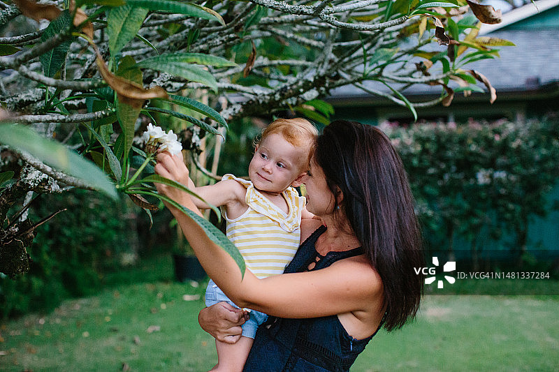 女人在夏威夷抱着女孩享受时光图片素材