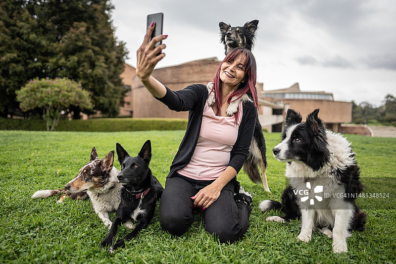 中年妇女在公园自拍或与狗拍摄图片素材