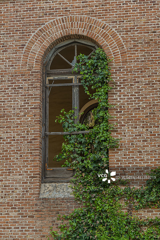 废弃的房屋窗户图片素材